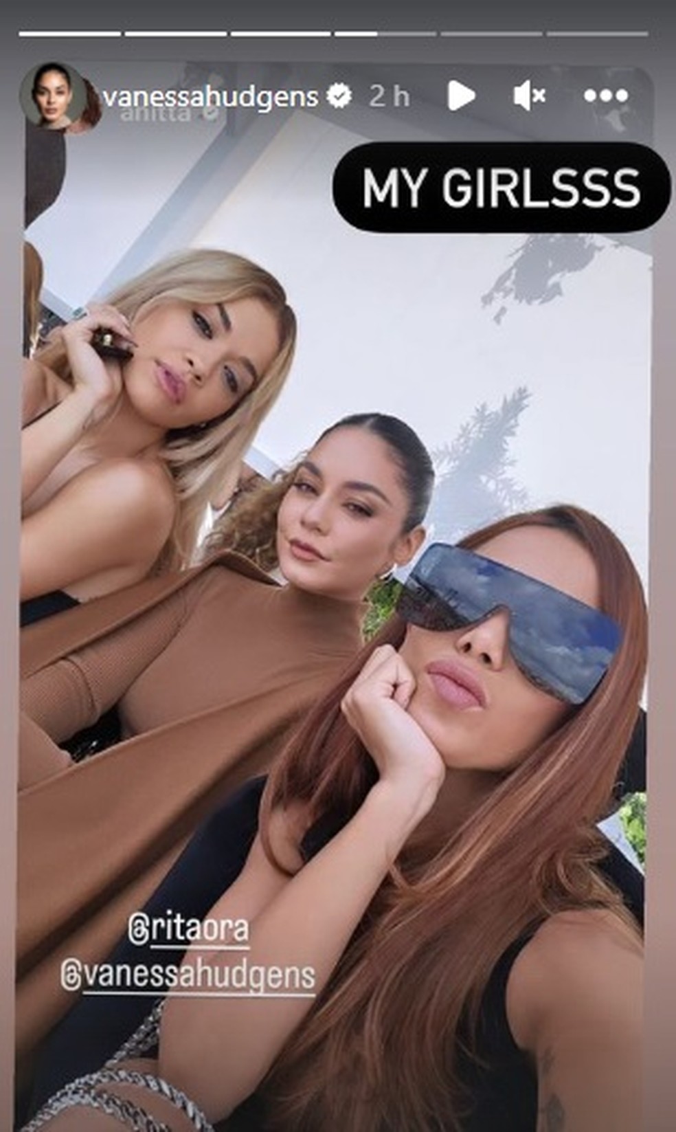 'Minhas garotas', acrescentou Vanessa Hudgens em foto com Anitta e Rita Ora — Foto: Reprodução/Instagram