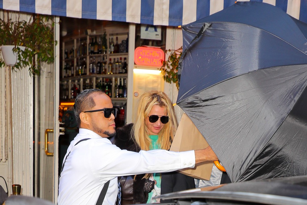 Britney Spears tenta se esconder de forma inusitada em restaurante — Foto: The Grosby Group