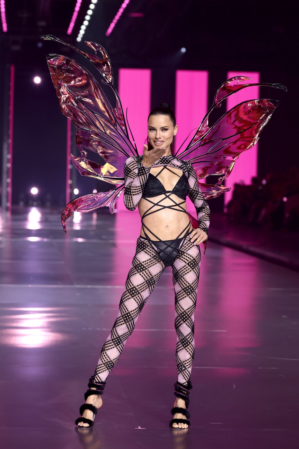 Adriana Lima no Victoria's Secret Fashion Show — Foto: Getty Images