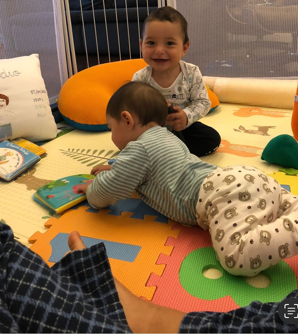 Andréia Sadi e André Rizek prestam homenagem no aniversário de 4 anos dos filhos gêmeos — Foto: Reprodução/Instagram