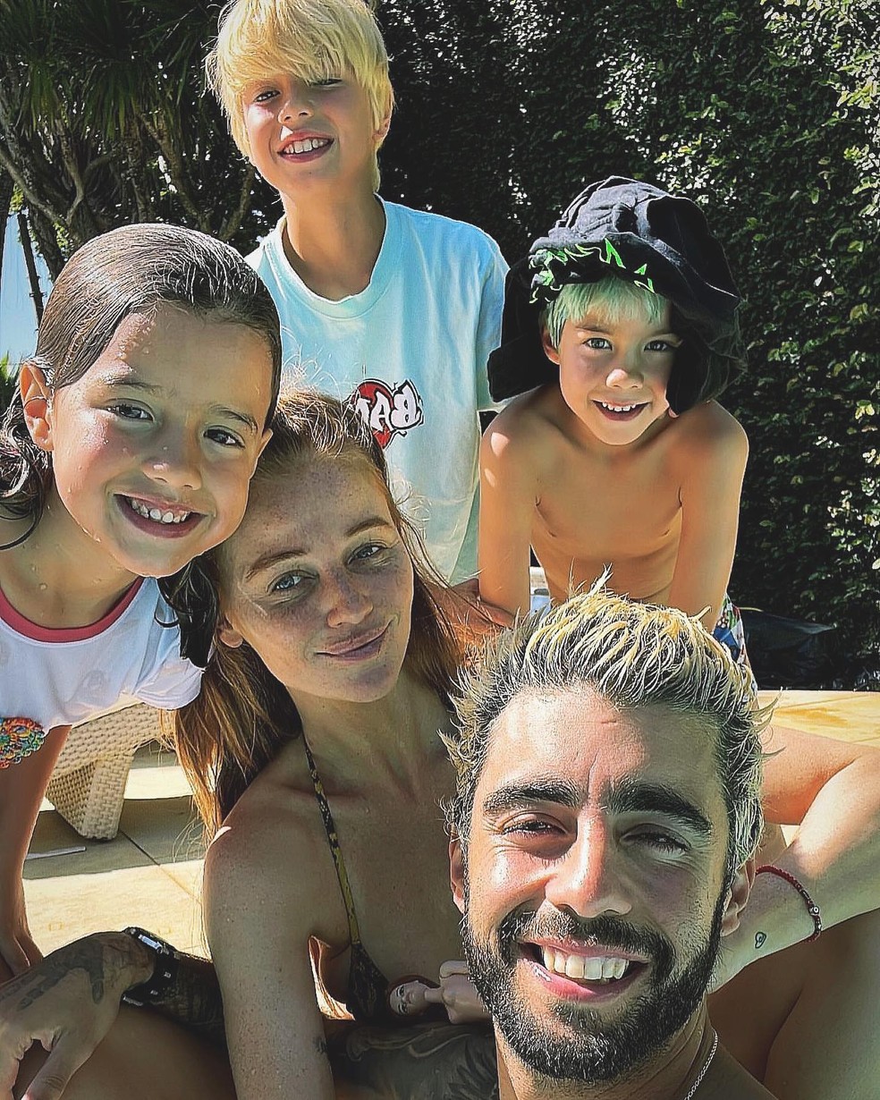 Pedro Scooby, os filhos, e Cintia Dicker — Foto: Reprodução/Instagram
