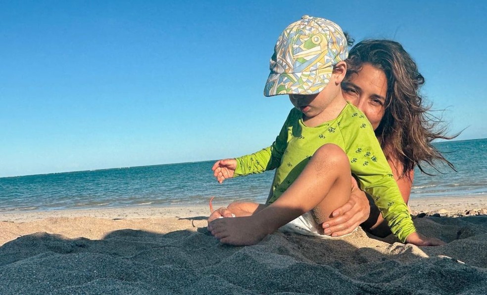 Pedro e Giselle na praia — Foto: Reprodução / Instagram