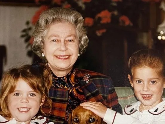 As princesas Eugenie e Beatrice com a rainha Elizabeth II