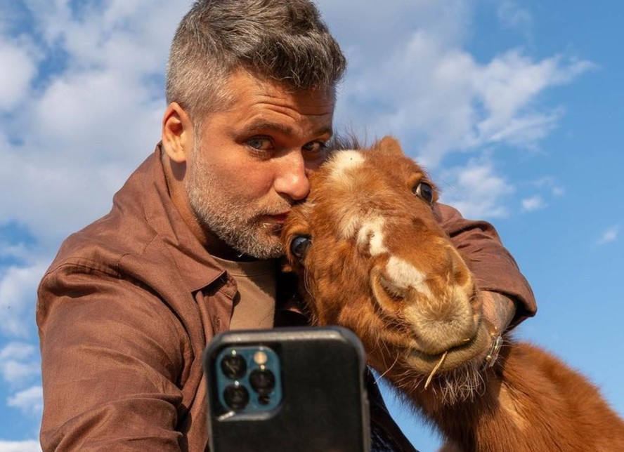 Bruno Gagliasso posa para fotos com novos cavalos resgatados: 'dia de alegria e cheio de amor'