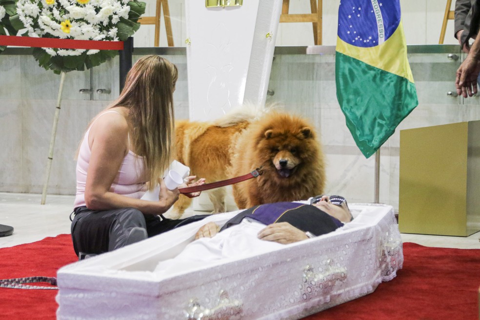 Com caixão no chão, viúva e cachorros de Nahim se despedem do cantor — Foto: Van Campos/AgNews