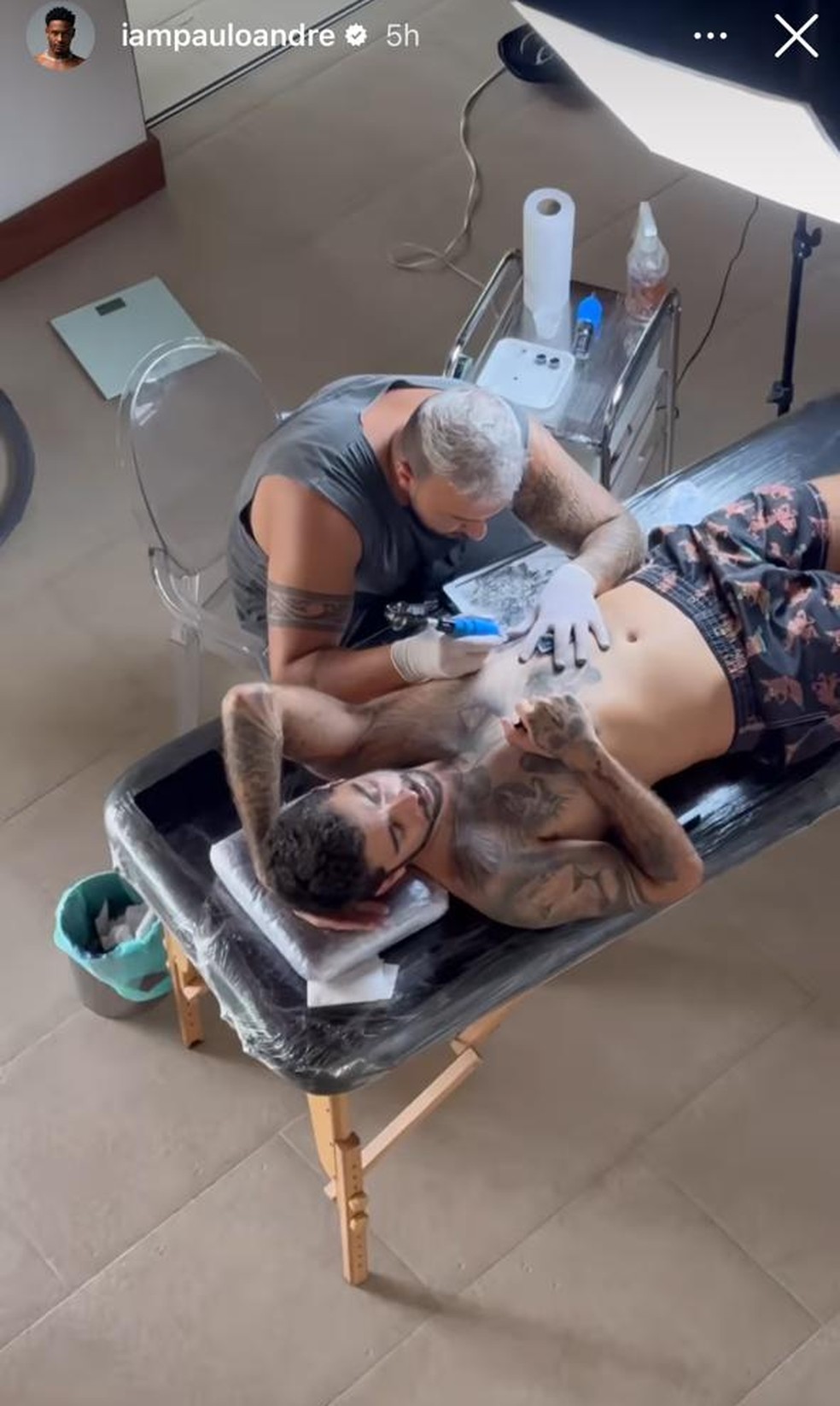 Paulo André mostra Pedro Scooby sendo tatuado — Foto: Reprodução/Instagram