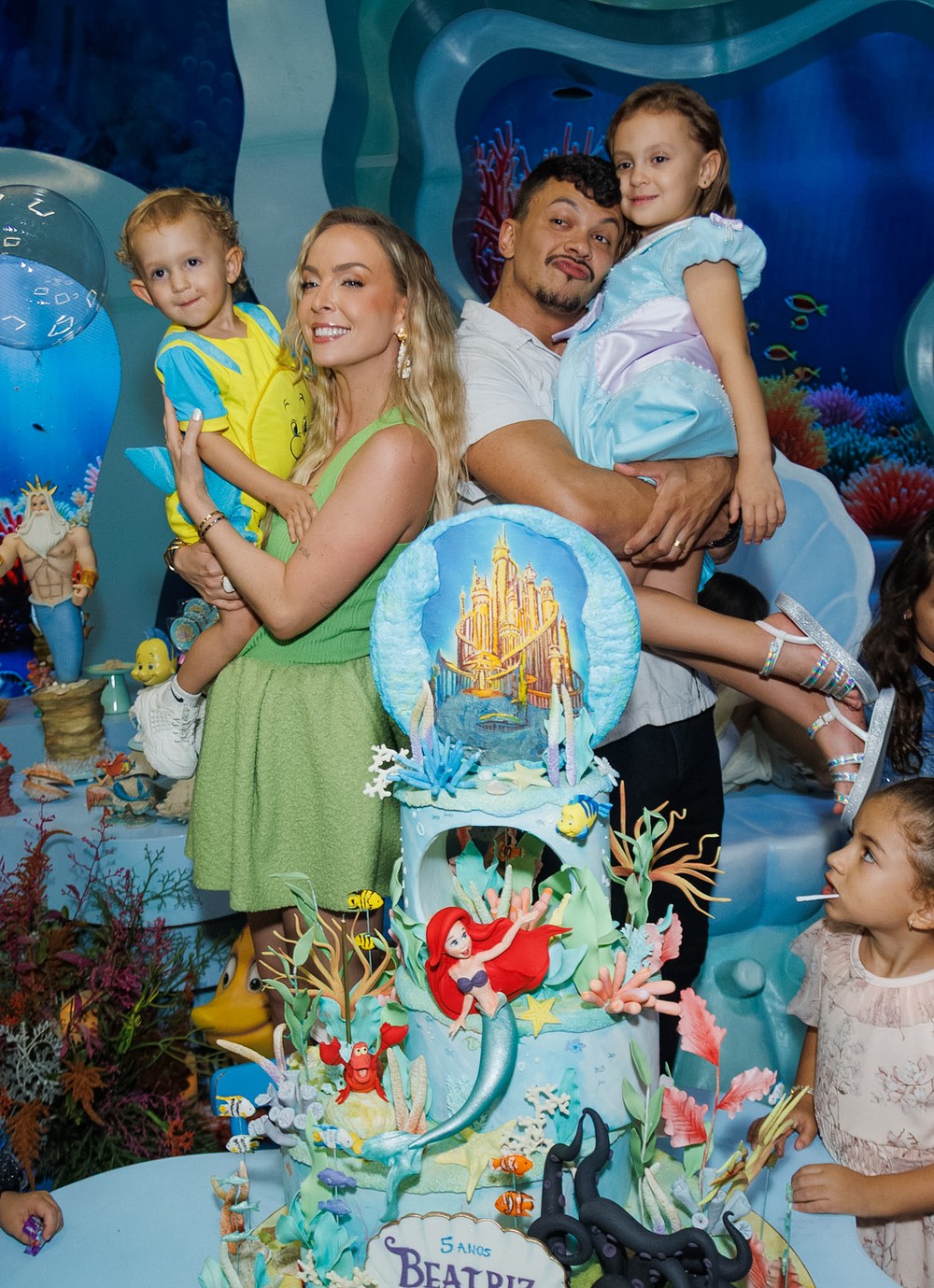 Tata Estaniecki e Júlio Cocielo com os filhos, Beatriz e Caio (Foto: reprodução/Clayton Felizardo/BrazilNews) Lorena Bueri