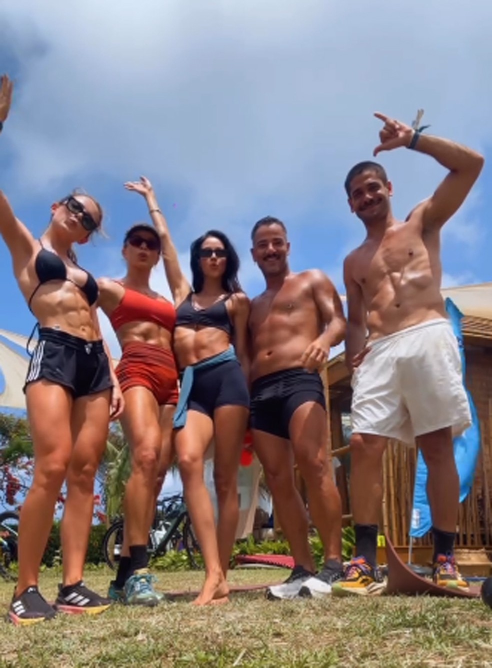 Famosos fazem 'batalha' de tanquinhos em Noronha — Foto: Reprodução/Instagram
