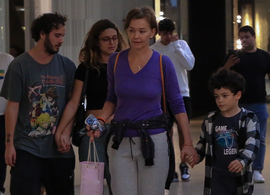 Julia Lemmertz faz passeio com filhos e neto em shopping, no Rio