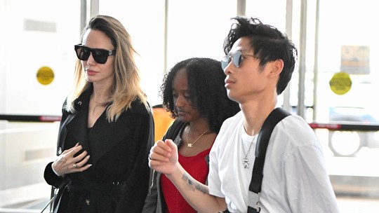 Angelina Jolie desembarca em Nova York com os filhos para buscar apartamento