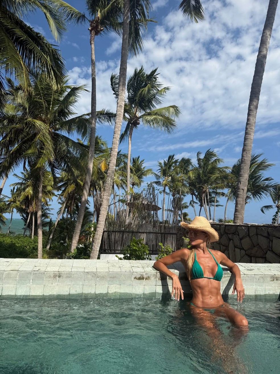 Deborah Secco em piscina de hotel na Praia do Patacho, em Alagoas — Foto: Reprodução/Instagram