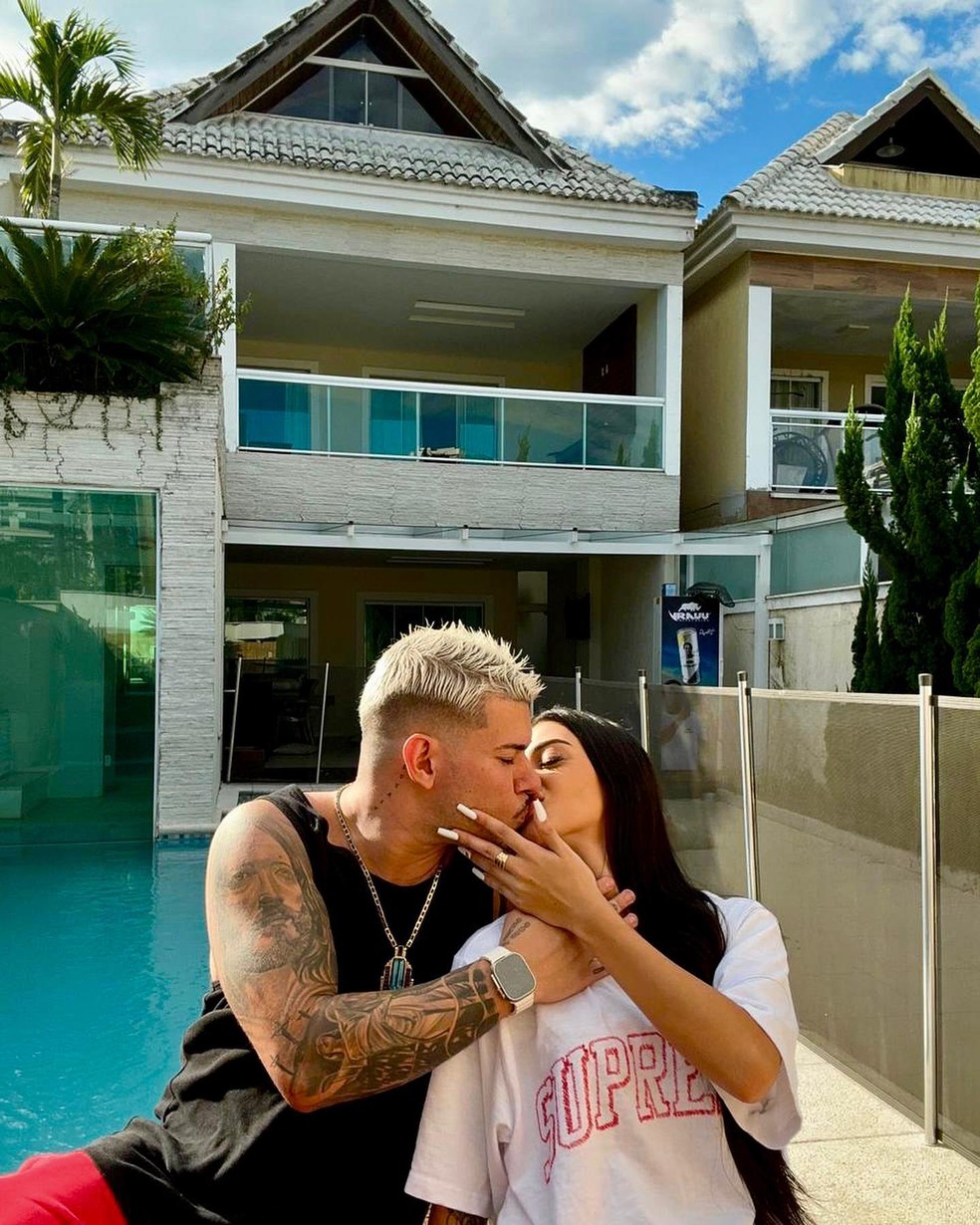 Bia Miranda abre closet com itens de grife na casa nova em que mora com ...