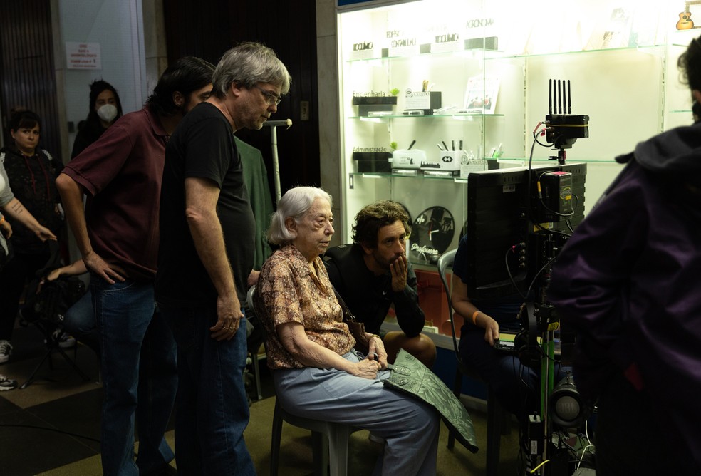 Andrucha Waddington e Fernanda Montenegro nos bastidores de 'Vitória' — Foto: Divulgação