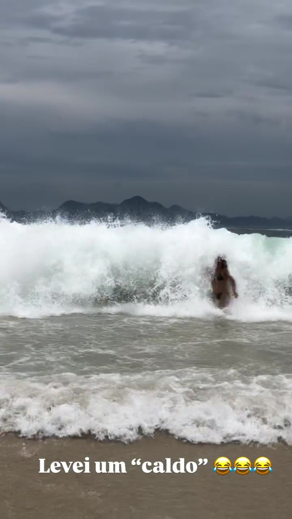 Ticiane Pinheiro 'leva caldo' em praia do Rio de Janeiro no Réveillon — Foto: Reprodução/Instagram