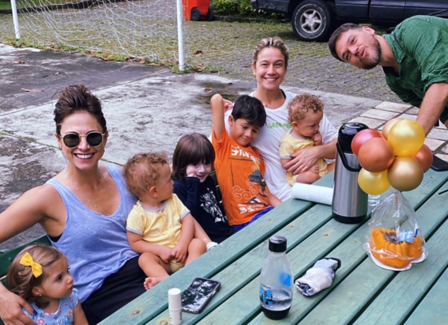 Priscila Montandon, Fernanda Gentil e Emílio Dantas posam com filhos e amiguinhos