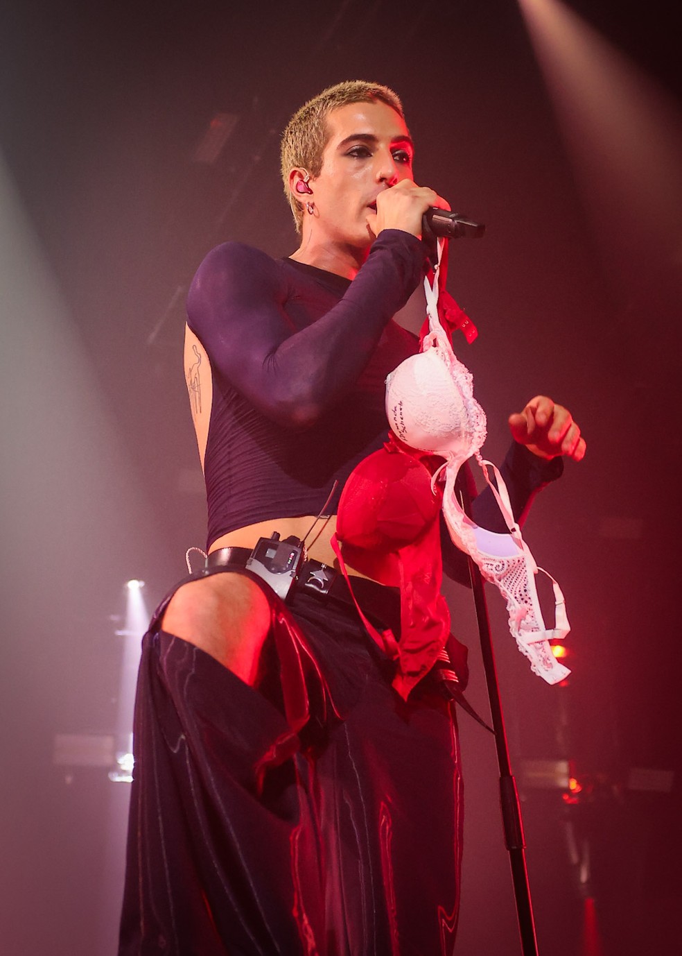 Damiano David, do Maneskin, ganha sutiãs de fãs em show em São Paulo — Foto: BrazilNews