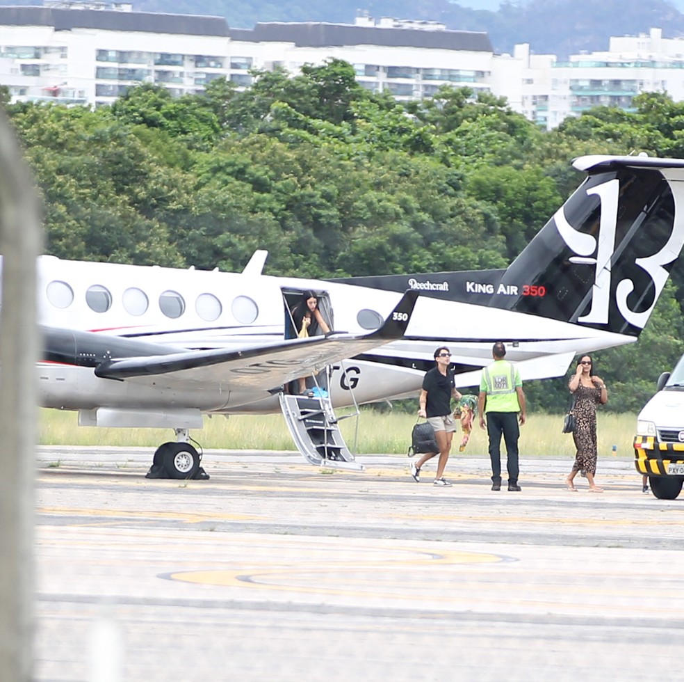 Belo desembarcou com Ray Figliuzzi de jatinho — Foto: Agnews