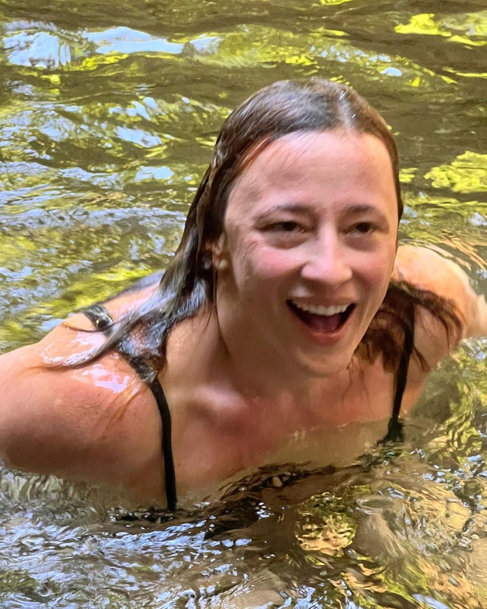 Mateus Solano toma banho de cachoeira com a esposa