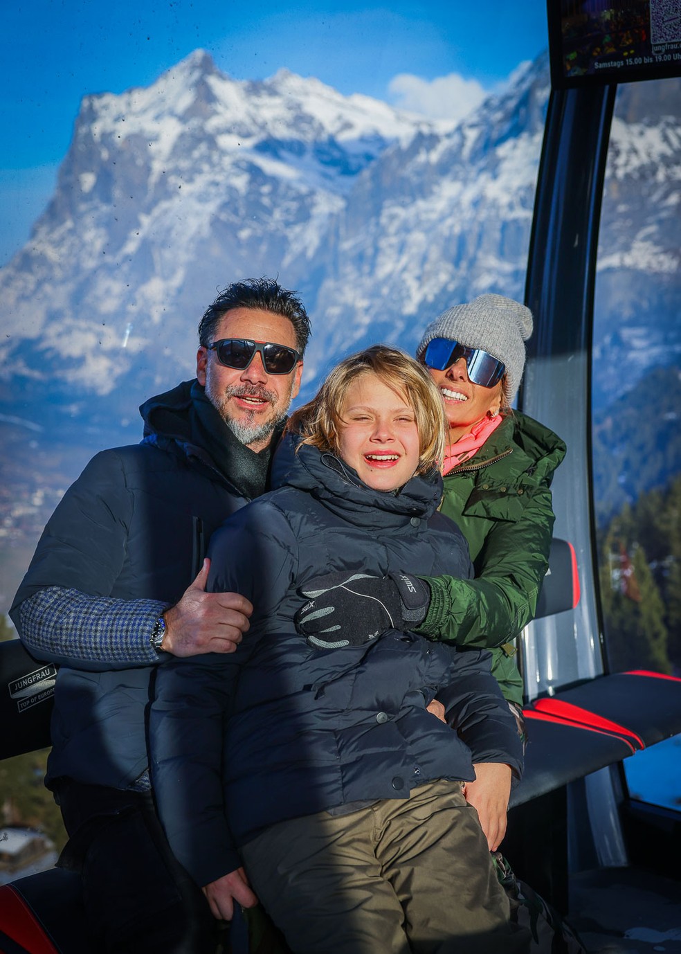 Adriane Galisteu com Alexandre Iódice e o filho, Vittorio, na Suíça — Foto: Manuela Scarpa/BrazilNews