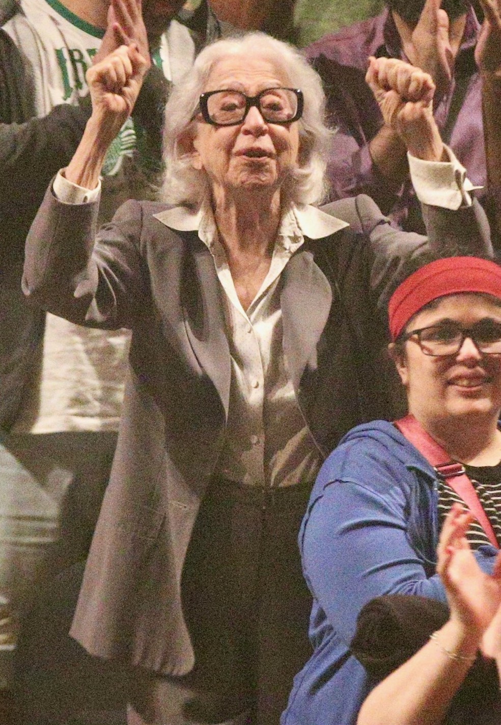 Fernanda Montenegro é ovacionada durante a peça de Gregório Duvivier no Rio