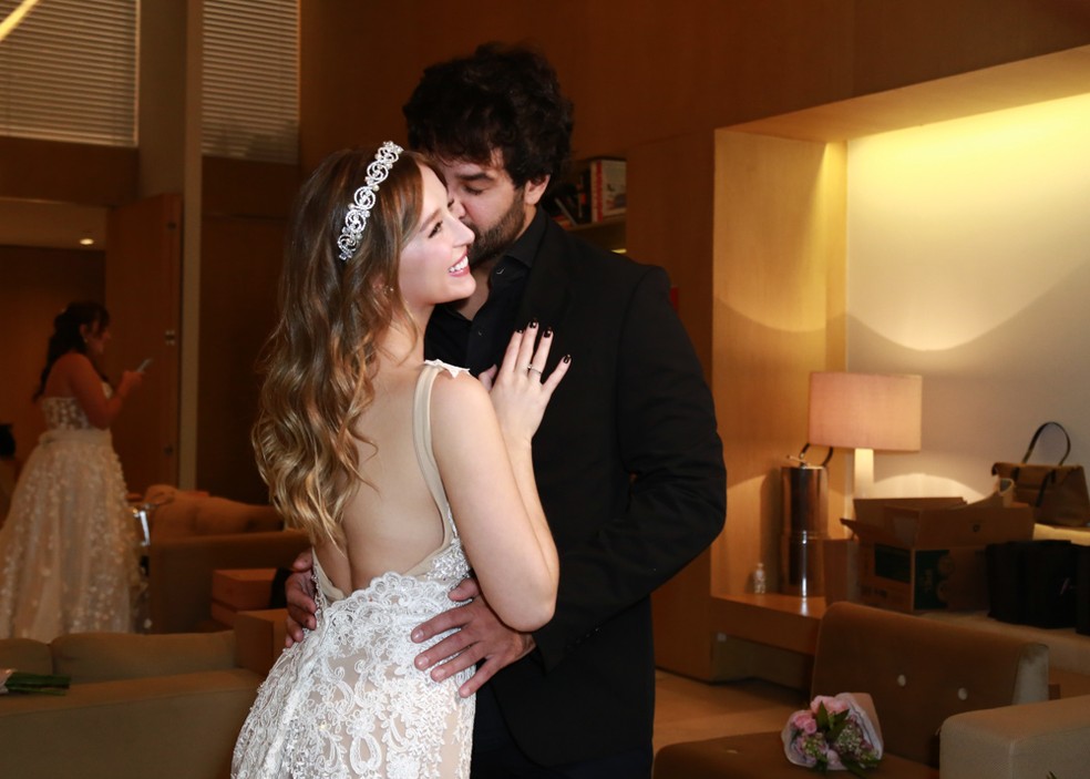 Duda Reis recbee carinho do noivo, Du Nunes, ao desfilar de noiva — Foto: Claudio Augusto/BrazilNews