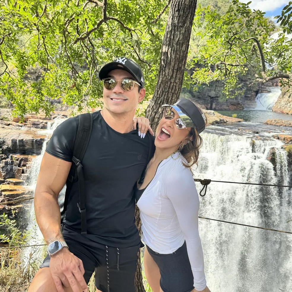 Vanessa Lopes curtiu cachoeira com os pais — Foto: Reprodução/Instagram