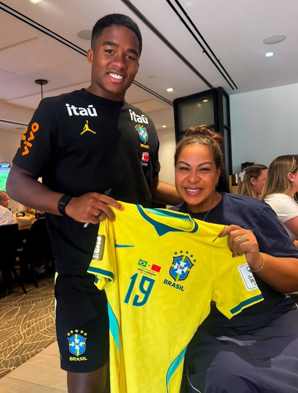 Mãe de Endrick reencontra o filho em treino aberto da Seleção e tieta craques: 'Matar a saudade'