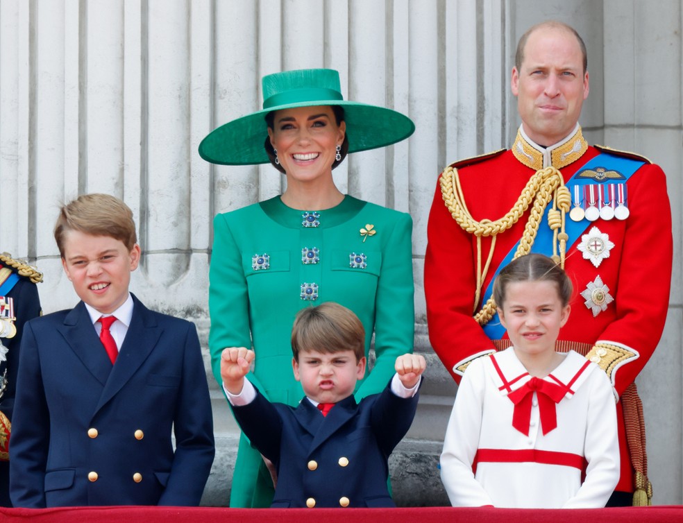 Kate Middleton e o príncipe William com os três filhos, George, Louis e Charlotte — Foto: Getty Images