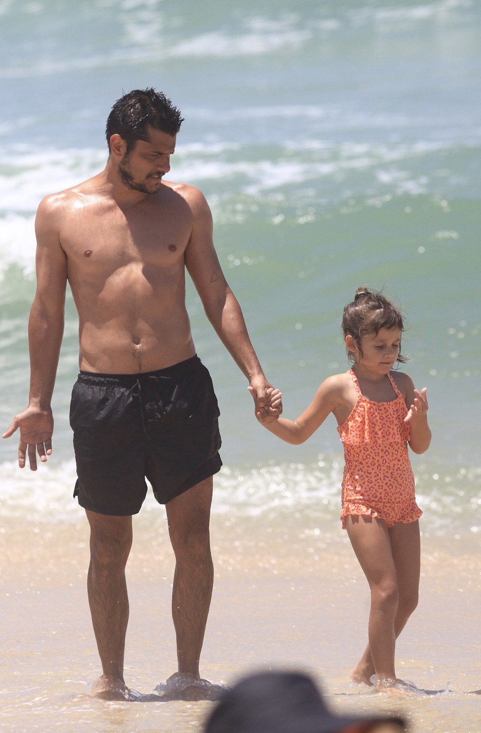 Bruno Gissoni e Yanna Lavigne levam aproveitam dia na praia com as filhas  Foto: Fabrcio Pioyani / AgNews
