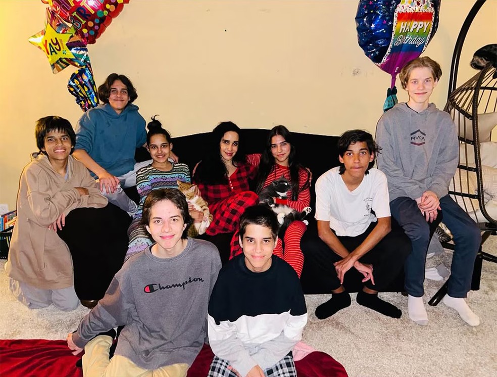 Natalie Suleman, a 'mãe-polvo', que deu à luz óctuplos, faz 50 anos e posa com os 8 filhos — Foto: Reprodução/Instagram