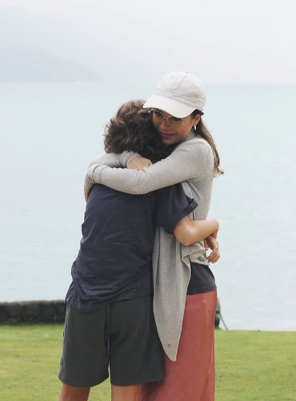 Sandy aparece abraçadinha com Theo — Foto: Reprodução/Instagram