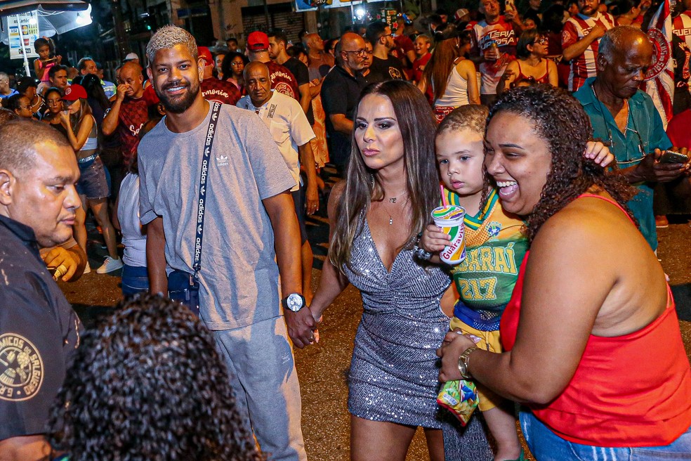 Viviane Araujo (com o marido, Guilherme Militão, à esquerda) e fãs — Foto: AgNews