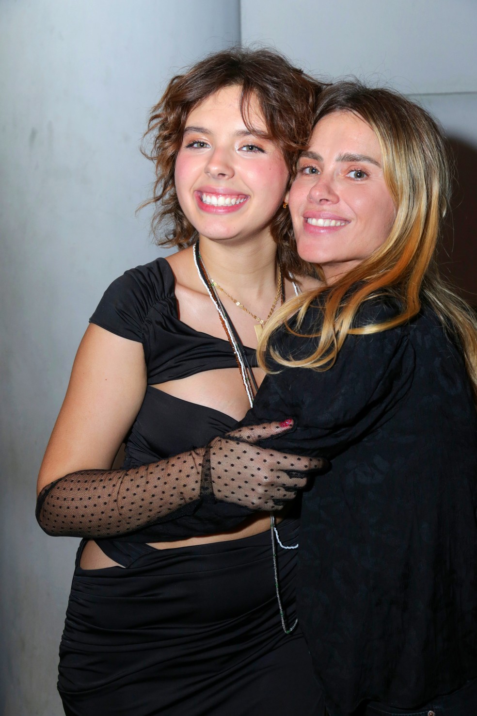 Flor Gil com Carolina Dieckmmann no lançamento do primeiro álbum — Foto: Divulgação