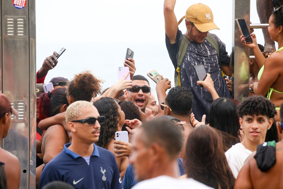 Filipe Ret causa tumulto em Ipanema — Foto: JC Pereira/AgNews