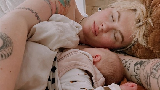 Ireland Baldwin desabafa sobre rotina intensa da maternidade: 'Sobrecarregada'