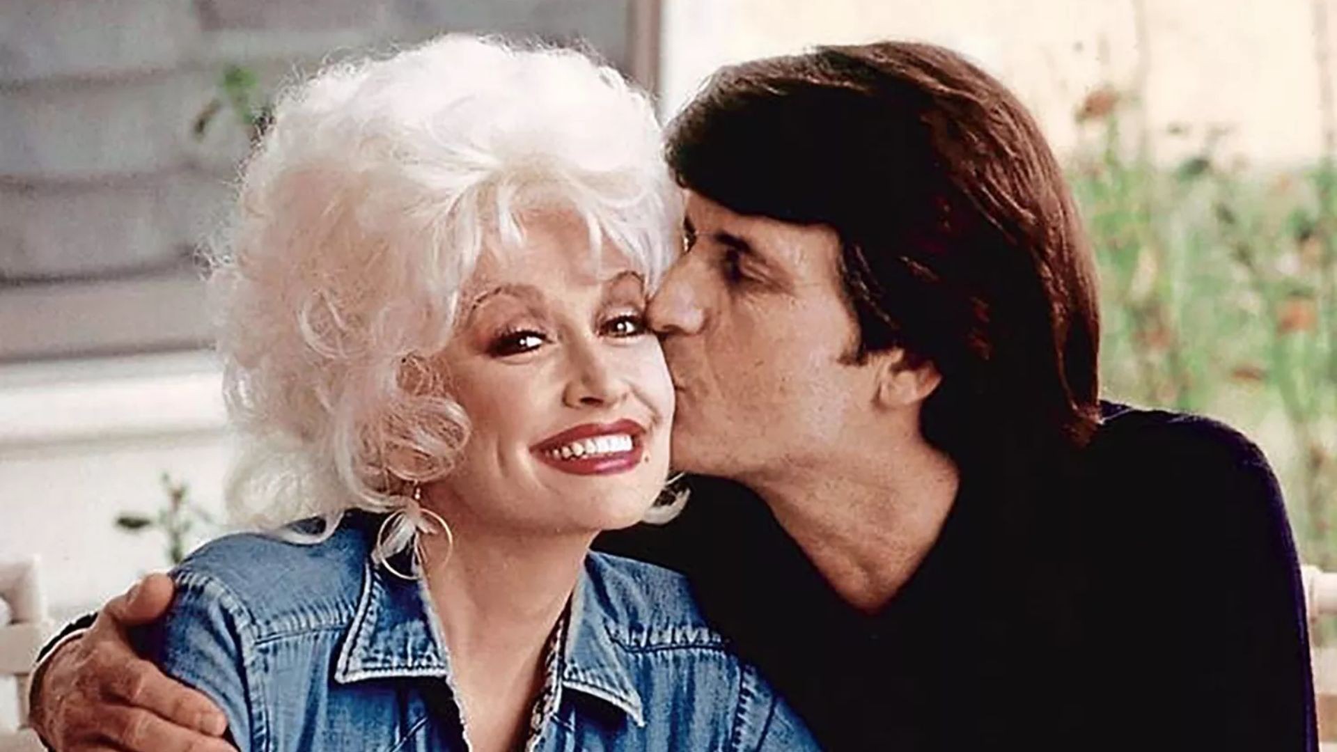 Dolly Parton: saiba por que o marido da cantora se recusava a ir a eventos com ela - QTU Questões do Universo