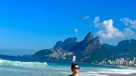Ingrid Guimarães exibe corpão em dia de praia no Rio