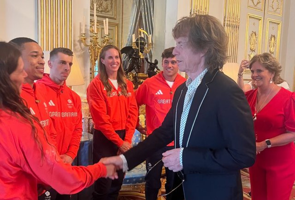 Mick Jagger meets athletes from the United Kingdom, and Brazilians joke about the rocker's reputation for cold feet |  Olympics