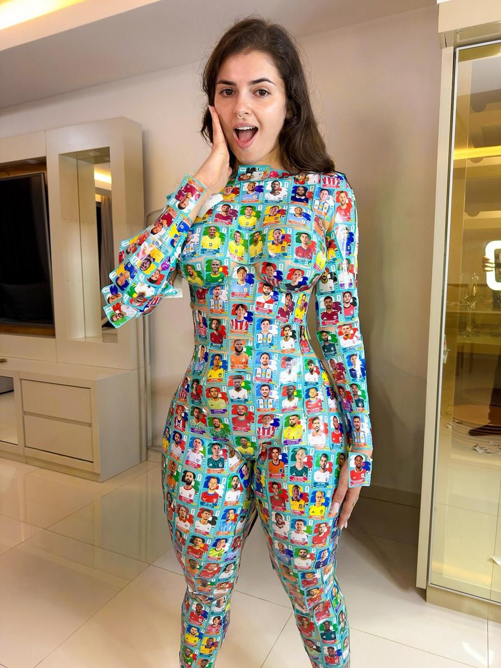 Kerolay Chaves transforma o próprio corpo em álbum da Copa do Mundo — Foto: @kerolay_chaves | CO ASSESSORIA
