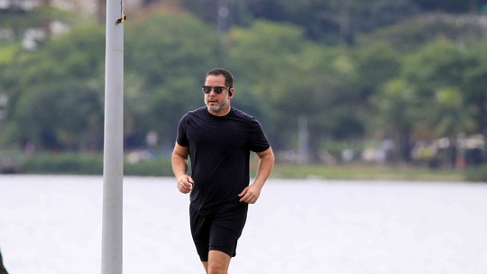 Murilo Benício corre na Lagoa Rodrigo de Freitas antes de o tempo fechar no Rio