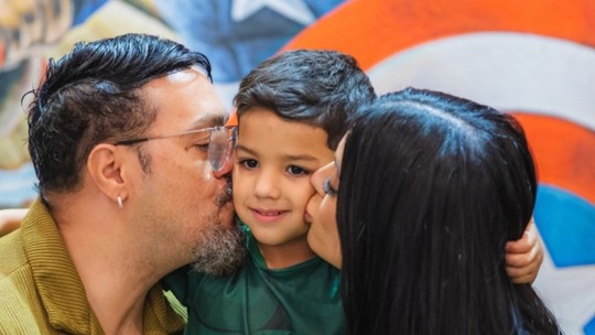 Namorada de Belo abre álbum de fotos do aniversário do filho com registros do cantor 