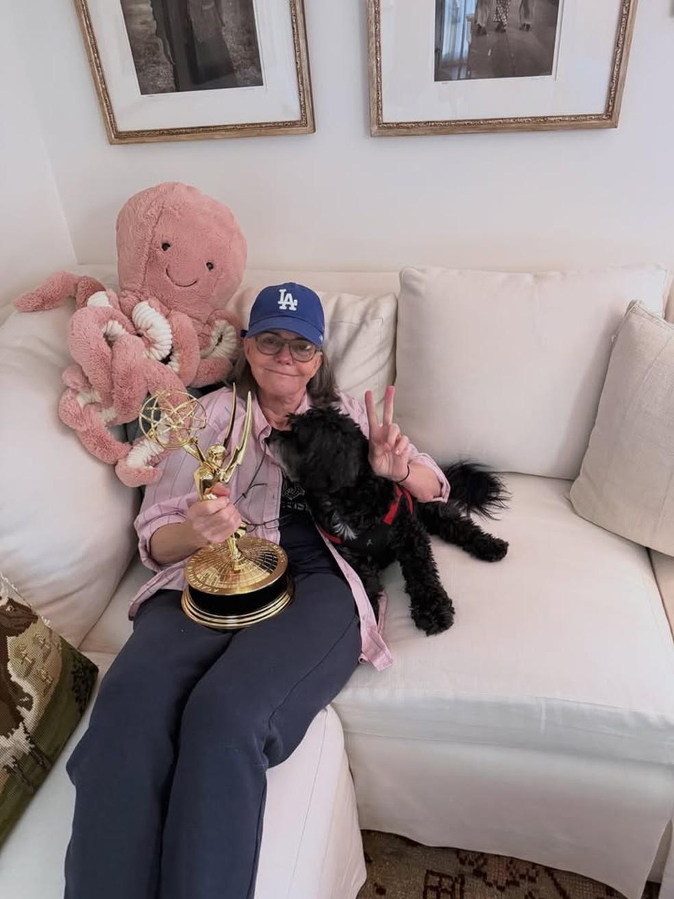 Sally Field com estatueta do Emmy — Foto: Reprodução/Instagram