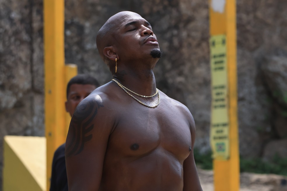 Ne-Yo treina no Arpoador antes de show no Rock in Rio; veja fotos