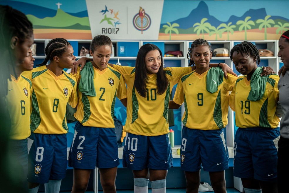 Alice Carvalho como ‘Marta’ junto das atrizes Karina dos Santos (‘Rosana’, 6), Vitoria Ribeiro (‘Formiga’, 8), Camila Cocão (‘Simone Jatobá’, 2), Raissa Borges (‘Katia Cilene’, 9), Sophia Dinis (‘Ester’, 19)   e Betina Bion (‘Andrea Suntaque’) — Foto: Laura Campanella