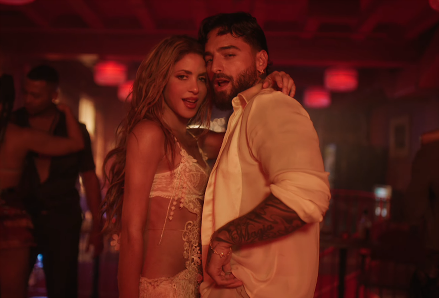 Shakira e Maluma aumentam a temperatura no clipe de 'Agua'; assista