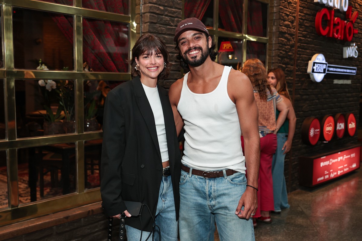 Agatha Moreira aposta em bermuda jeans para programa cultural com ...