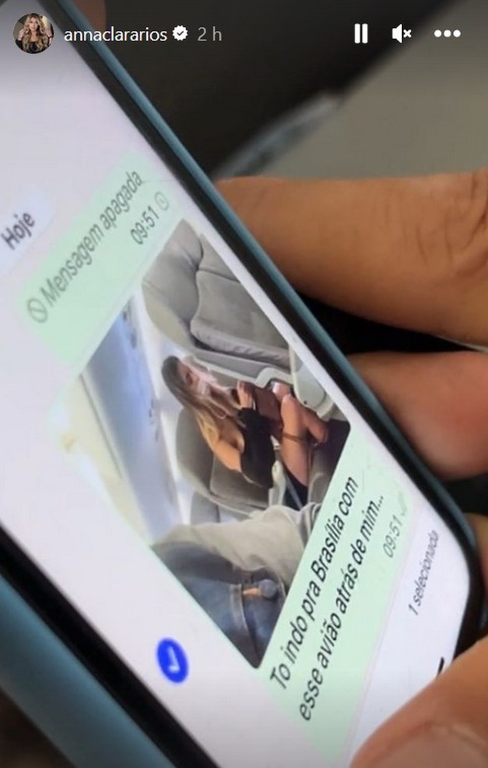 Influencer denuncia homem após ser fotografada sem consentimento em avião:  Tirou fotos enquanto eu dormia