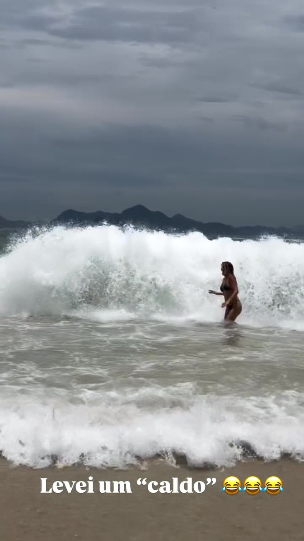 Ticiane Pinheiro 'leva caldo' em praia do Rio de Janeiro no Réveillon — Foto: Reprodução/Instagram