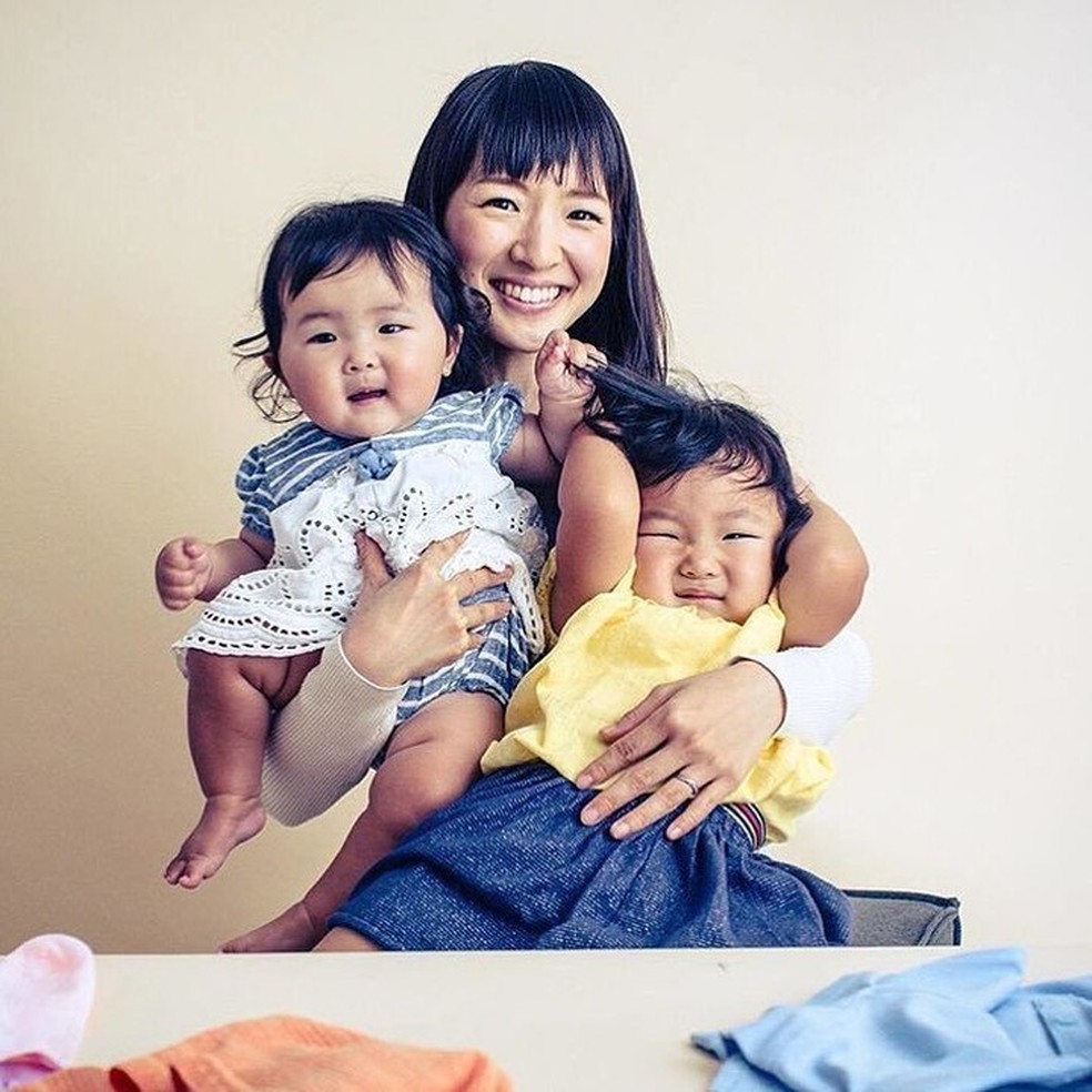 Marie Kondo, guru da organização, e os filhos — Foto: Reprodução/Instagram