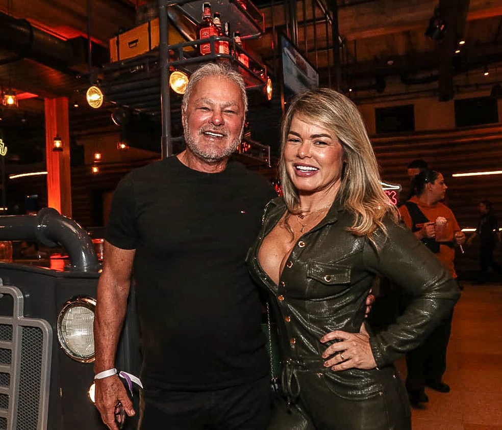 Kadu Moliterno troca beijos com a esposa, musa do OnlyFans, em evento